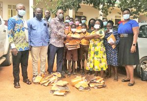 Read more about the article Dr Kingsley Nyarko supports schools in Kwadaso with uniforms
