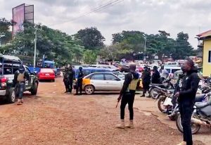 Read more about the article Kumasi: Soldiers attack Suame Police station over colleague’s arrest