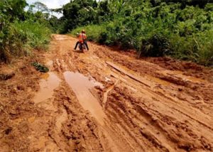 Read more about the article A/R: Amansie South residents demonstrate over bad roads