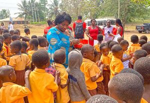 Read more about the article COCOBOD distributes chocolate bars to Dabaa cluster of schools on Chocolate Day
