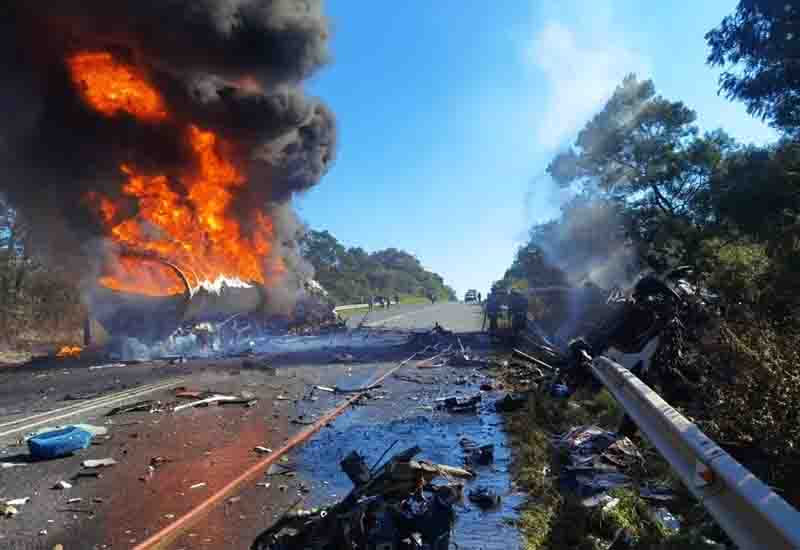 Read more about the article JUST IN | 2 people dead, at least 18 injured in fiery collision between bus and fuel tanker in Eastern Cape