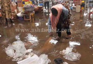 Read more about the article Burst pipe floods Kejetia market again; traders outraged