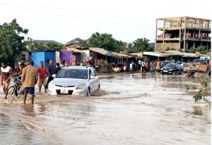 Read more about the article Parts of Accra flood after heavy rains on Tuesday