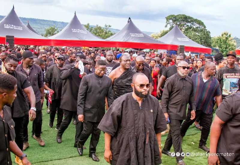 You are currently viewing Peter Amewu spotted among Alan’s entourage at the Kumawu MP’s funeral