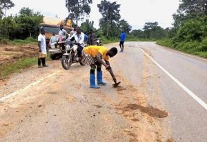 Read more about the article Angry roads minister forces illegal miners to wash off mud on tarred road