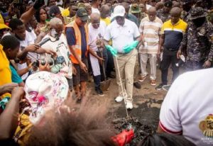 Read more about the article Asantehene leads massive clean-up exercise in Kumasi