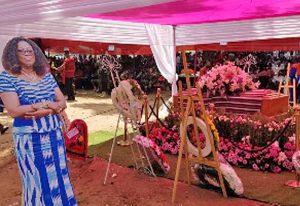 Read more about the article Hundreds mourn former Transport Minister
