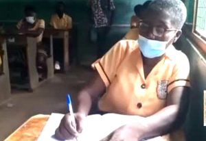 Read more about the article A/R: 65-year-old woman writing 2021 BECE at Obausi