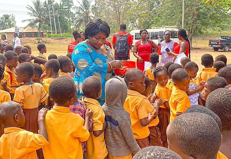 Read more about the article COCOBOD distributes chocolate bars to Dabaa cluster of schools on Chocolate Day
