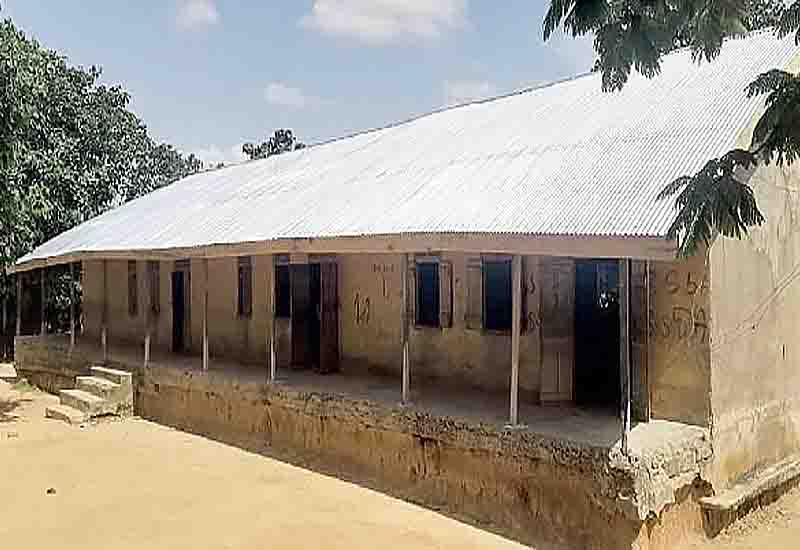 Read more about the article Traditional priest re-roofs Bosore school building