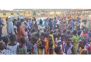 Read more about the article Nana Amoasi VIII Foundation fetes 700 children of Ekumfi-Abor