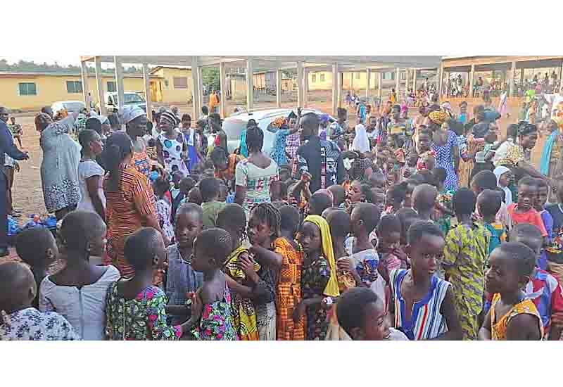 You are currently viewing Nana Amoasi VIII Foundation fetes 700 children of Ekumfi-Abor