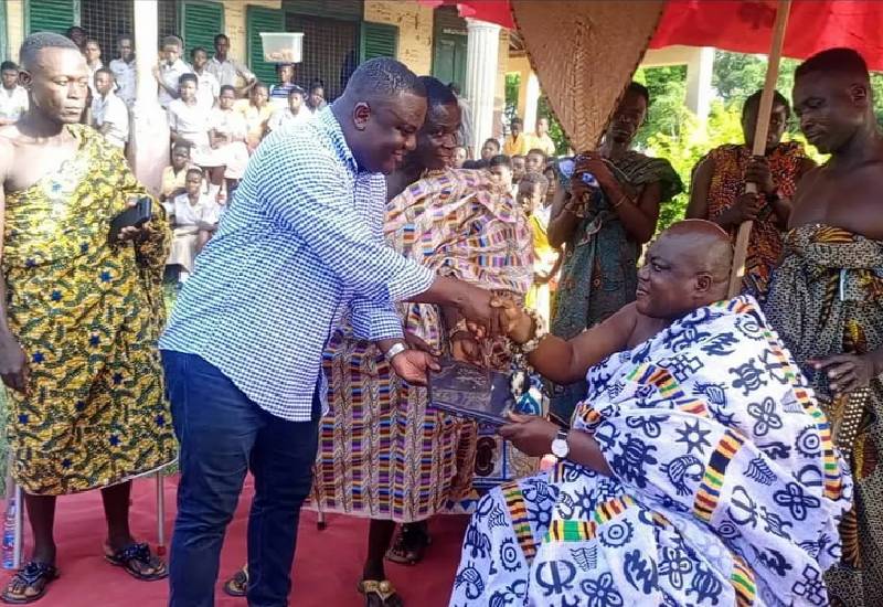You are currently viewing Afigya-Kwabre North MP supports schools with computers